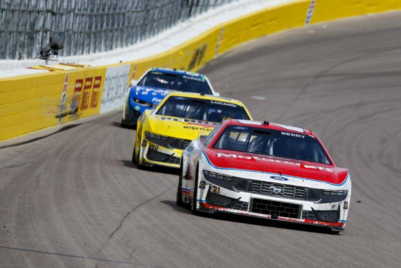 NASCAR 21 leading 2 other cars around the turn