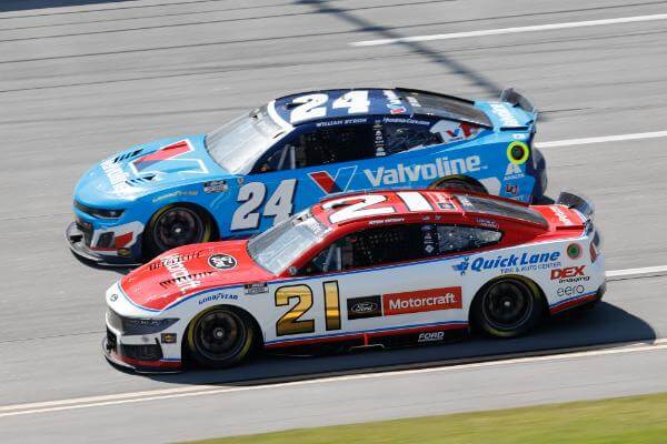 NASCAR 21 neck in neck with 24 on track at Talledega
