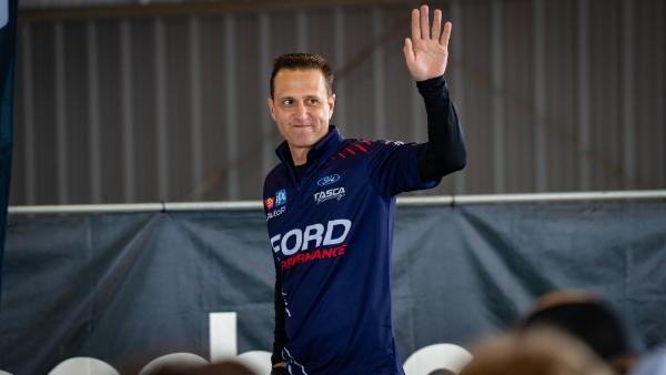 Tasca waving