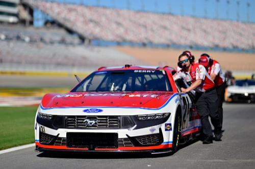 Team talking to the driver in car 21
