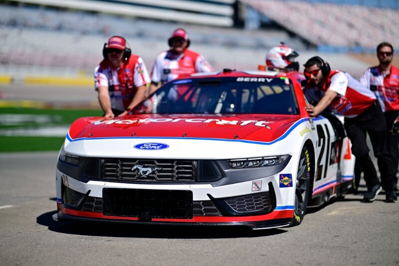 Pit car crew moving number the 21 NASCAR