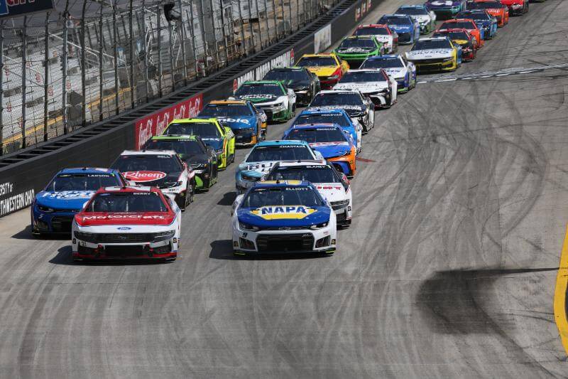 Start of the race with two lines of cars on track