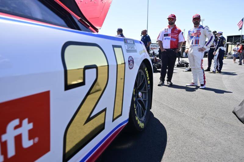 Number 21 Nascar with Josh Berry and crew in the shot